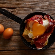 Huevos rotos con Chorizo y crujiente de Jamón Restaurante la Esquina del Val Alcalá de Henares